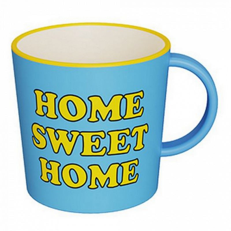 Tazza mug azzurra in plastica riciclata decorata con Snoopy che dorme sulla cuccia con scritta “Home sweet home” sul retro